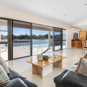https://44-noosa-parade.queenslandhotels.net